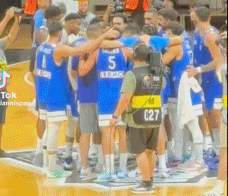 字母哥猛扇希腊队友后脑勺！疑似霸凌被喷，在NBA受委屈来发泄？