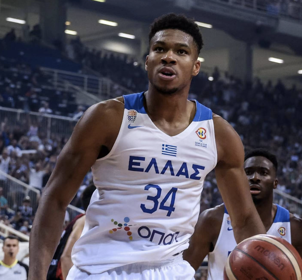 字母哥猛扇希腊队友后脑勺！疑似霸凌被喷，在NBA受委屈来发泄？