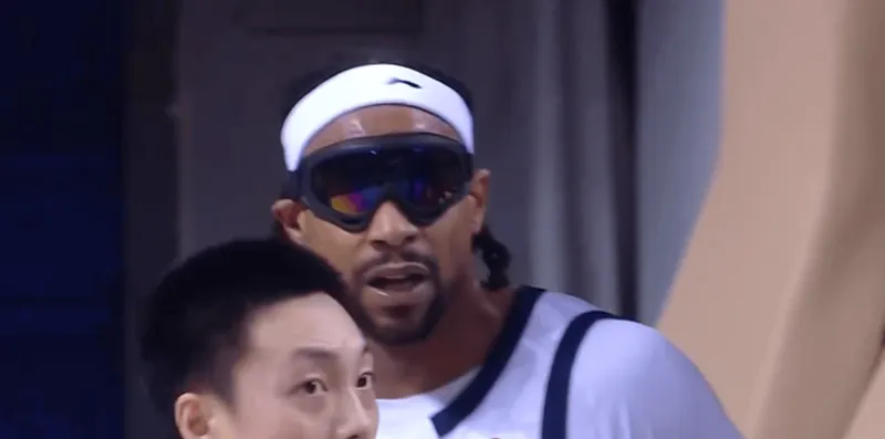 萨林杰人缝中送出击地妙传，萨姆纳接球上篮打成2+1