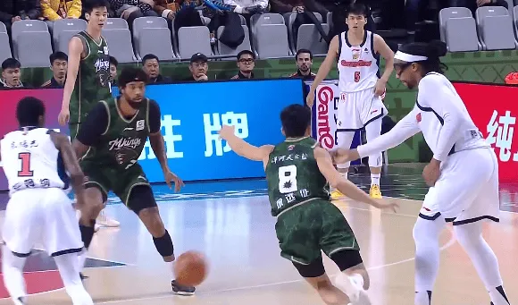 萨林杰人缝中送出击地妙传，萨姆纳接球上篮打成2+1