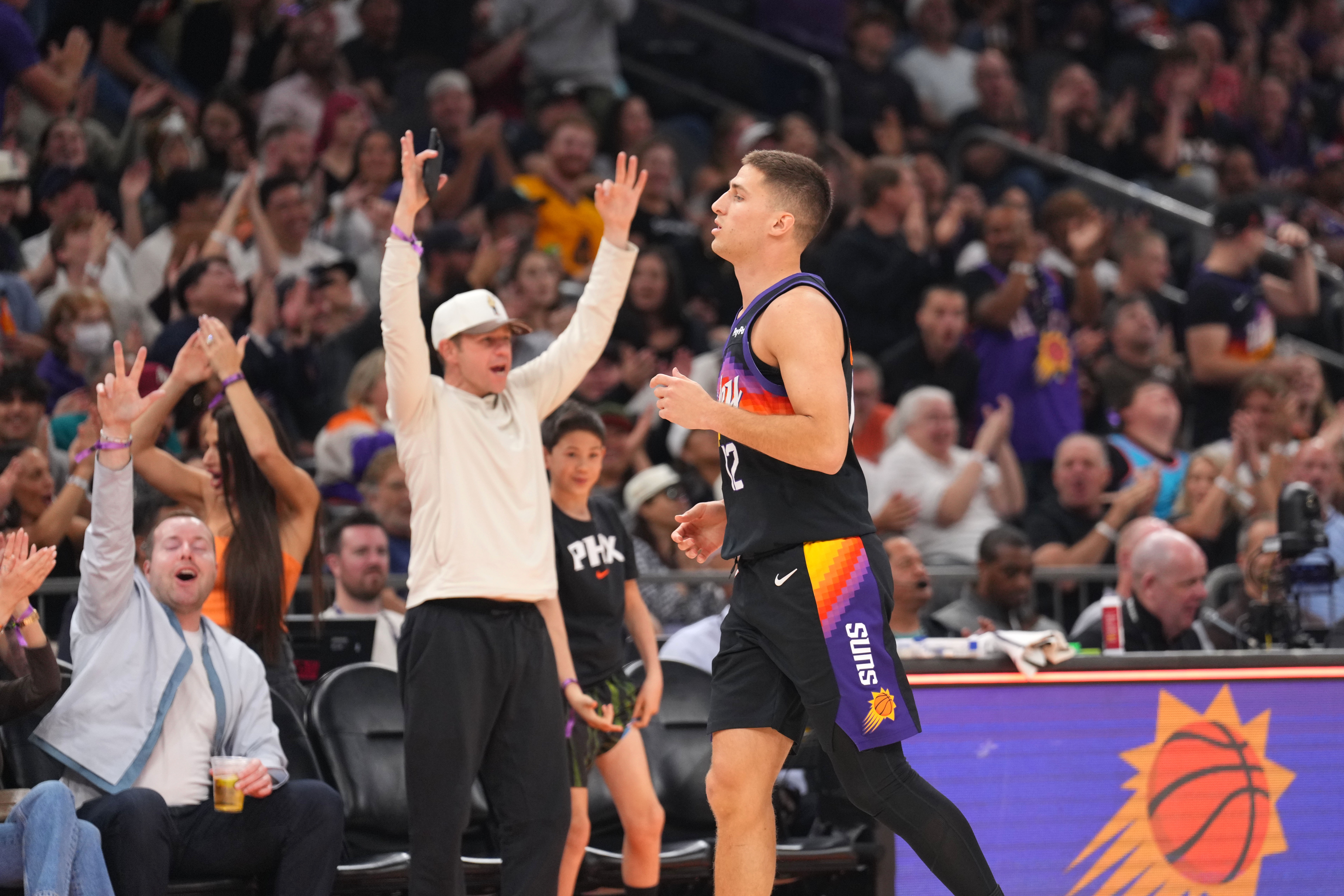 九游官网-吉莱斯皮达成单赛季200记三分球！太阳队史第五人！