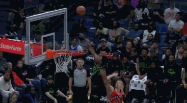 九游app-直接上看台！米西贴防迪克暴起大帽扇飞后者上篮