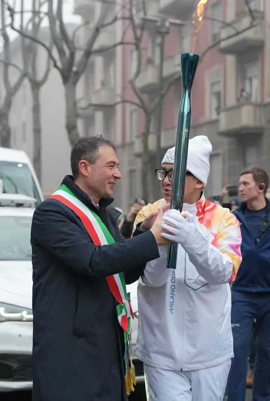 九游下载-连线米兰冬奥会上的中国火炬手：我亲吻了奥运火炬