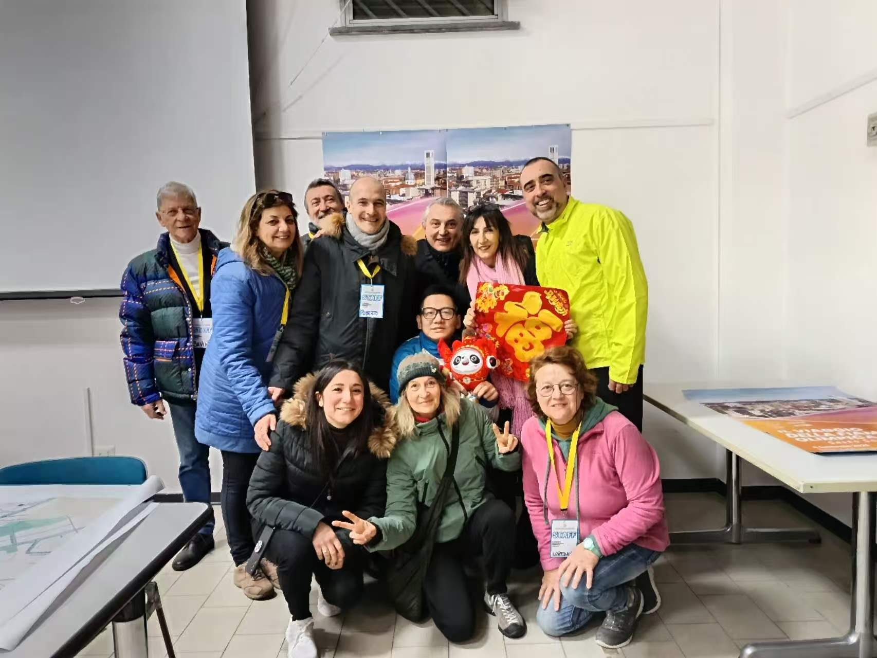 九游下载-连线米兰冬奥会上的中国火炬手：我亲吻了奥运火炬