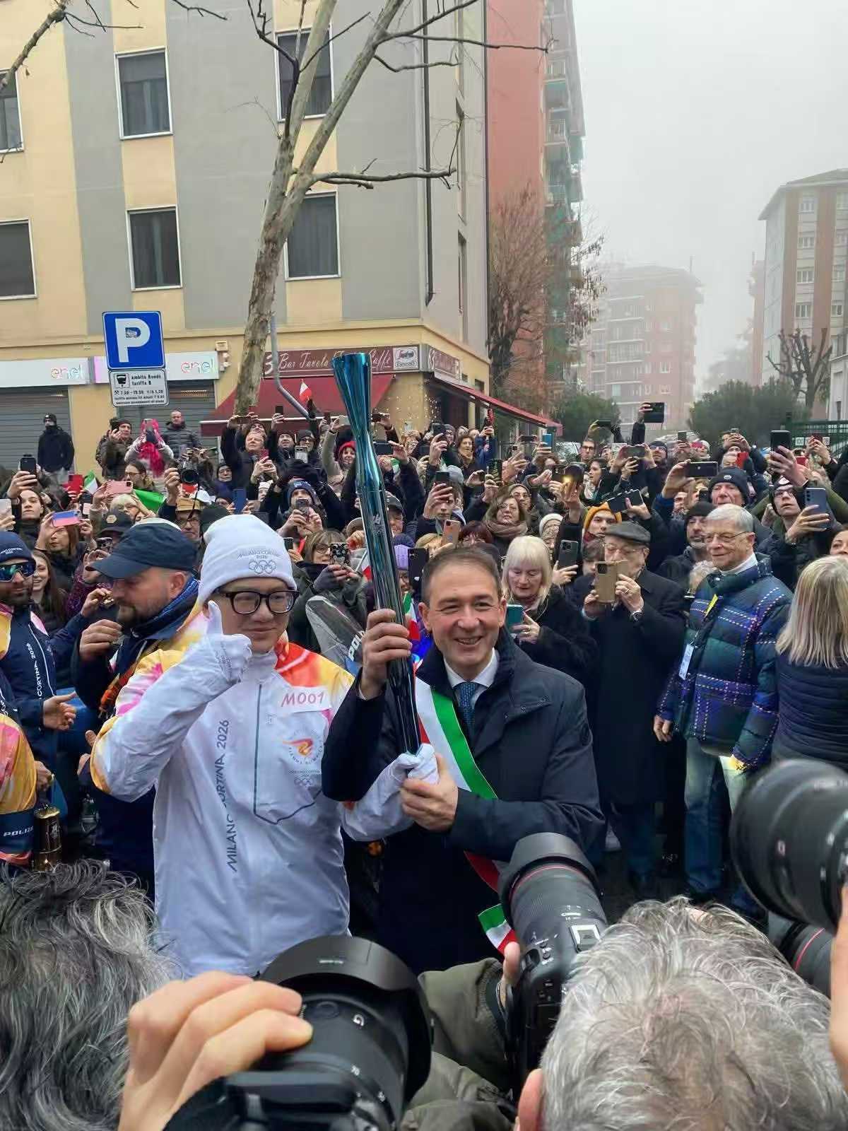 九游下载-连线米兰冬奥会上的中国火炬手：我亲吻了奥运火炬