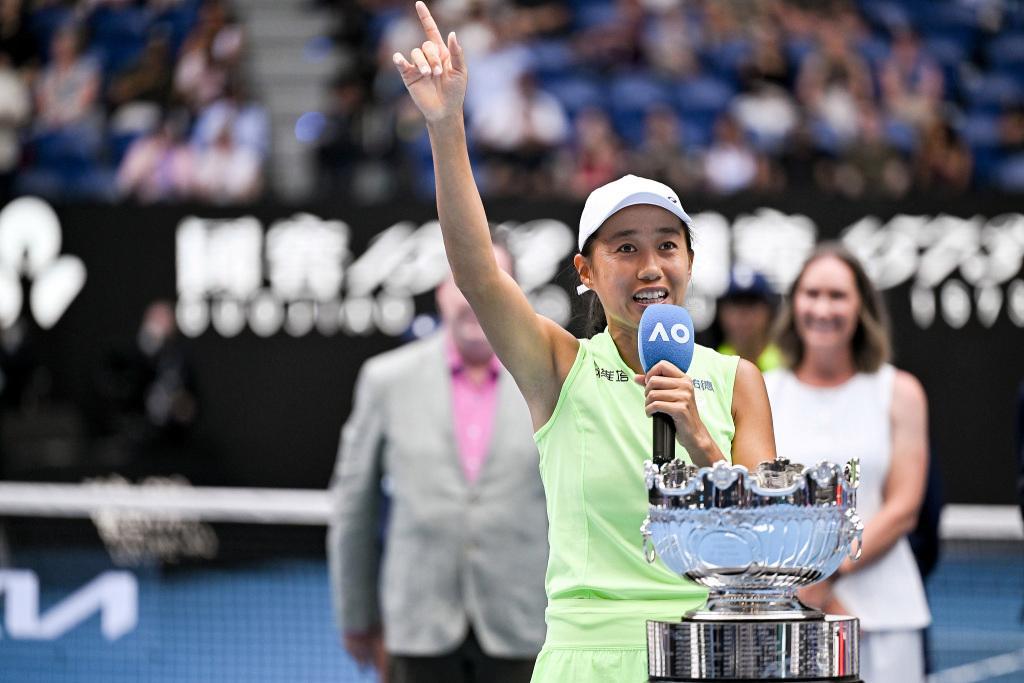 领奖台致敬前辈郑洁，张帅女双再夺冠藏着中国网球20年青春