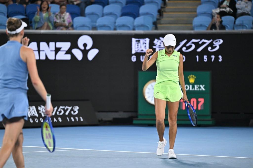 领奖台致敬前辈郑洁，张帅女双再夺冠藏着中国网球20年青春