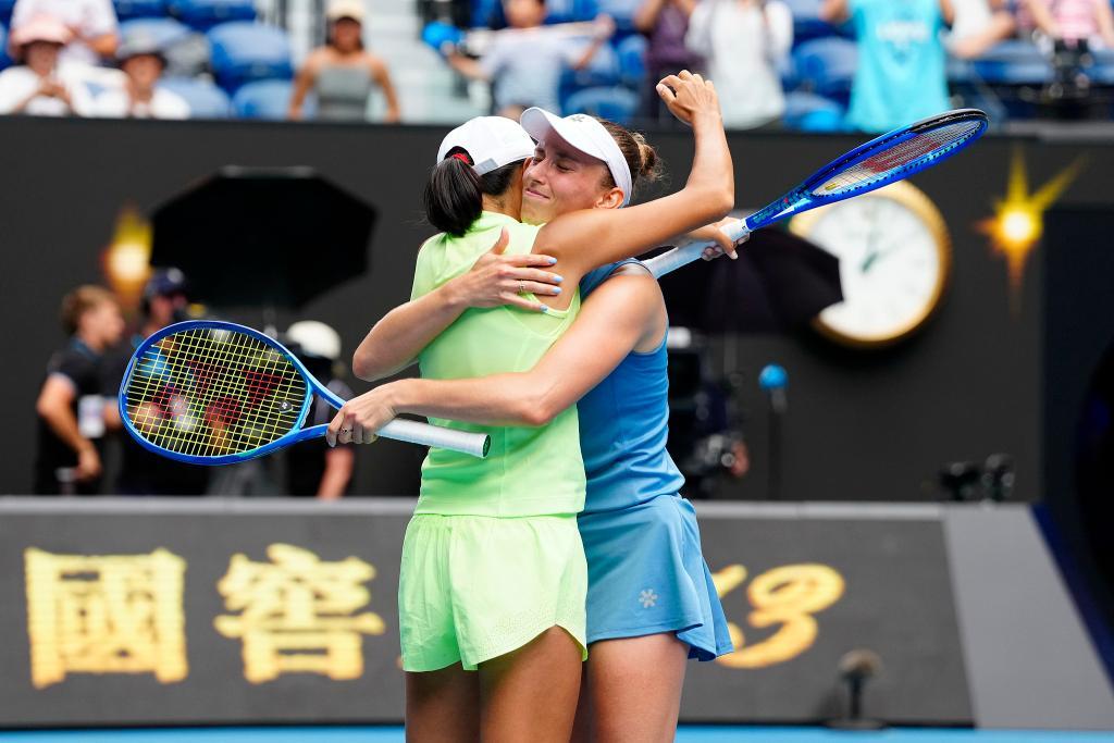 领奖台致敬前辈郑洁，张帅女双再夺冠藏着中国网球20年青春