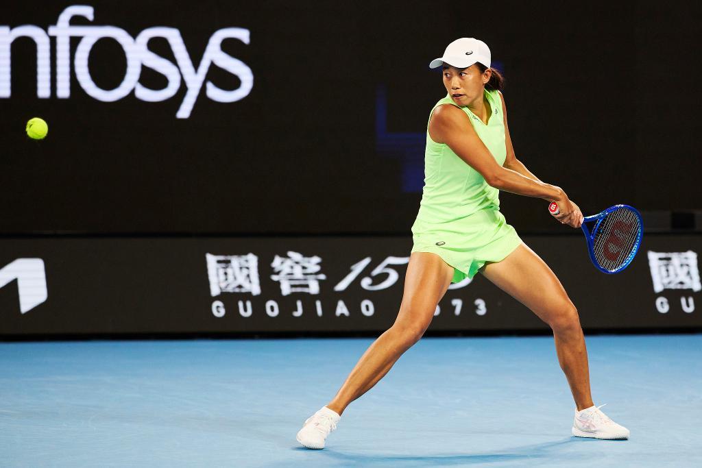 领奖台致敬前辈郑洁，张帅女双再夺冠藏着中国网球20年青春