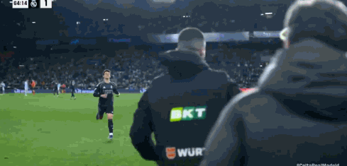 九游娱乐-送助攻仍被换下！9000万红星1个月2次不满主帅 蔑笑嘲讽：总是我